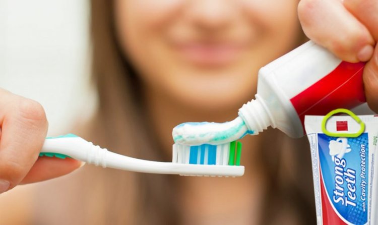 Que signifie le carré coloré sur chaque dentifrice. Le détail auquel personne ne prête attention