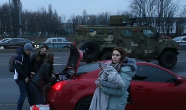 Peur et incertitude dans les rues de Kiev : Les Ukrainiens tentent de fuir l'invasion de la Russie