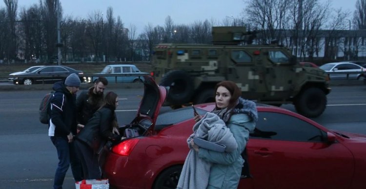 Peur et incertitude dans les rues de Kiev : Les Ukrainiens tentent de fuir l'invasion de la Russie