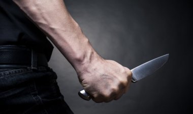 Armé d'un couteau et d'un bâton, un étudiant a failli mettre fin à la vie de trois étudiants et un professeur pour « tuer tous ceux qui s'opposent à Macron.