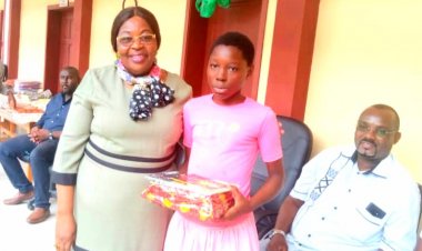Gabon/ Owendo : Jeanne Mbagou et l’honorable Hugues Mayombo honorent les meilleurs élèves du complexe d’Igoumie