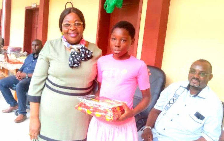 Gabon/ Owendo : Jeanne Mbagou et l’honorable Hugues Mayombo honorent les meilleurs élèves du complexe d’Igoumie
