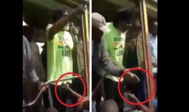 Kenya - Curiosité : en plein meeting politique, cette femme saisit le p€n!s d'un candidat à la présidentielle ( Vidéo )
