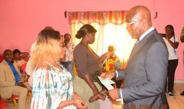 Mairie d'oyem : Remise officielle des actes de naissance et récépissés d'immatriculation de la CNAMGS aux apatrides du département du Woleu