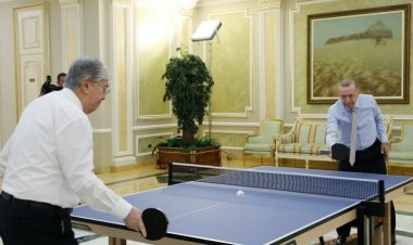 Erdogan a joué au tennis de table avec le président du Kazakhstan, alors qu'il était en retard pour la rencontre avec Poutine