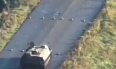 Le geste inexplicable d'un soldat russe. Découvrez dans la vidéo ci-dessous ce qu'il a fait quand il a vu un champ de mines