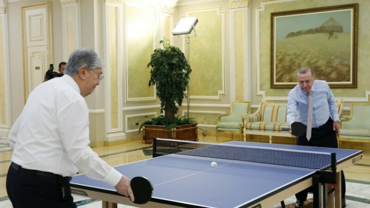 Erdogan a joué au tennis de table avec le président du Kazakhstan, alors qu'il était en retard pour la rencontre avec Poutine