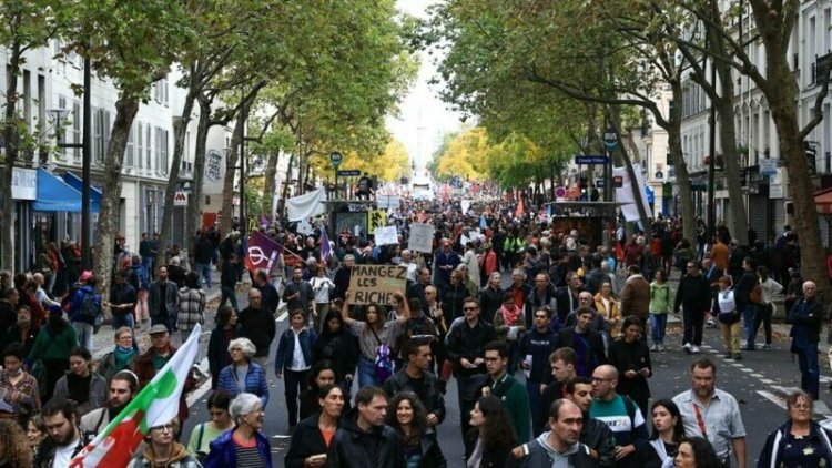 Des dizaines de milliers de Français sont descendus dans la rue contre la hausse du coût de la vie (Vidéo)