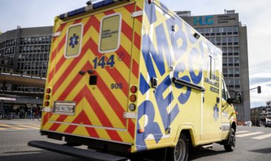 Scène choquante: une conductrice se fait renversée par sa propre voiture, trois fois de suite