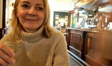 Les malheurs de l'ancienne première ministre Liz Truss. Sa carte a été refusée dans un restaurant