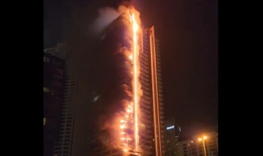 Le moment où un énorme incendie ravage un gratte-ciel à Dubaï. Le bâtiment est situé près du Burj Khalifa