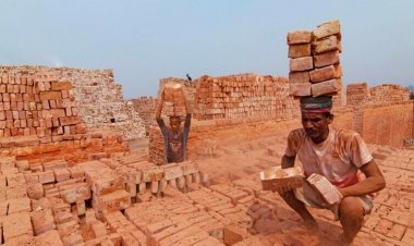 Images uniques des champs de briques du Bangladesh. Les travailleurs transportent 20 kilogrammes par tête