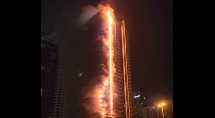 Le moment où un énorme incendie ravage un gratte-ciel à Dubaï. Le bâtiment est situé près du Burj Khalifa