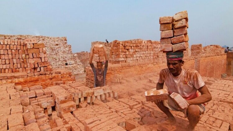 Images uniques des champs de briques du Bangladesh. Les travailleurs transportent 20 kilogrammes par tête