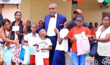 Social : Gabriel Tchango se mue en père noël ( flash )