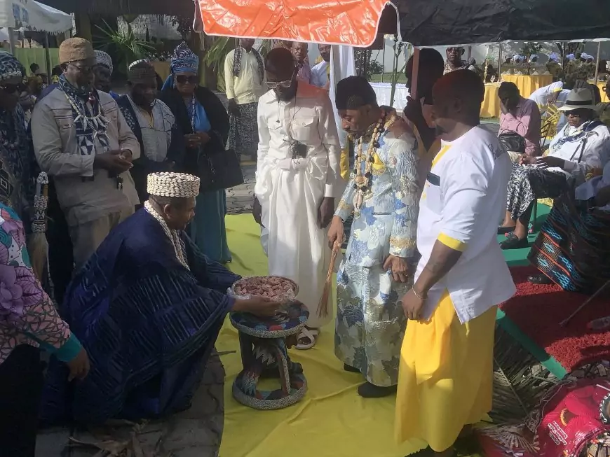 Cameroun / Vœux 2024 : le roi du canton Bell communie avec son peuple et amis