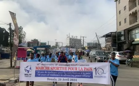 À Douala, les femmes marchent pour la paix au Cameroun