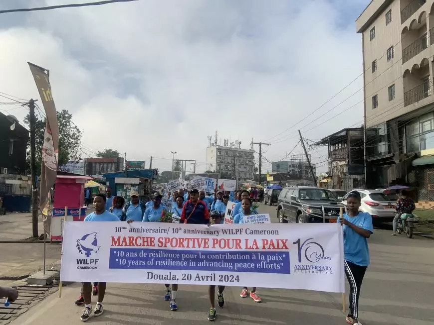 À Douala, les femmes marchent pour la paix au Cameroun