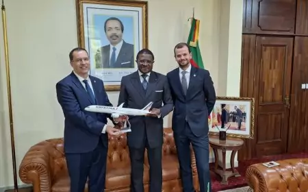 Transport aérien : Air France-KLM offre au MINT la maquette du nouveau Boeing 787 qui va désormais desservir le Cameroun