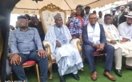 Meeting à Douala : Bello Bouba Maïgari galvanise ses militants sous une pluie battante