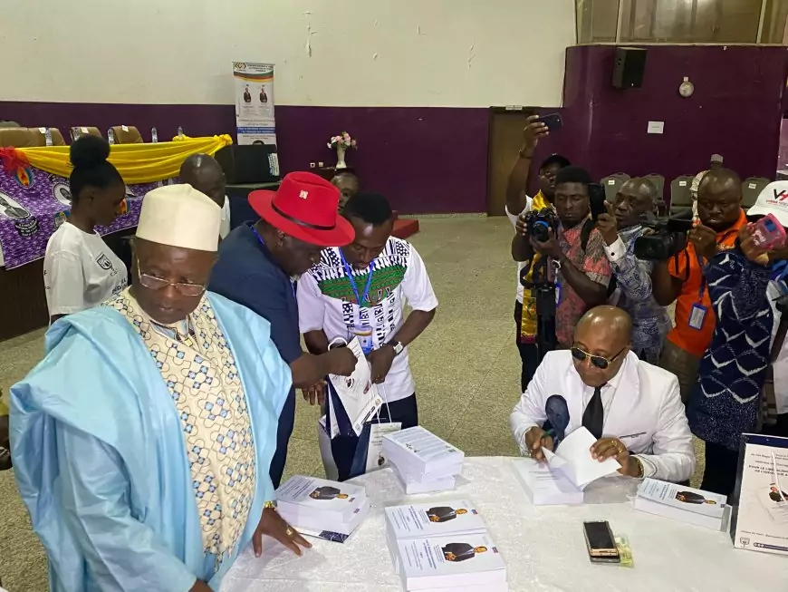Pour le libéralisme communautaire : Pr Jean Gatsi porte haut les couleurs de Paul Biya lors de la dédicace à Bafoussam