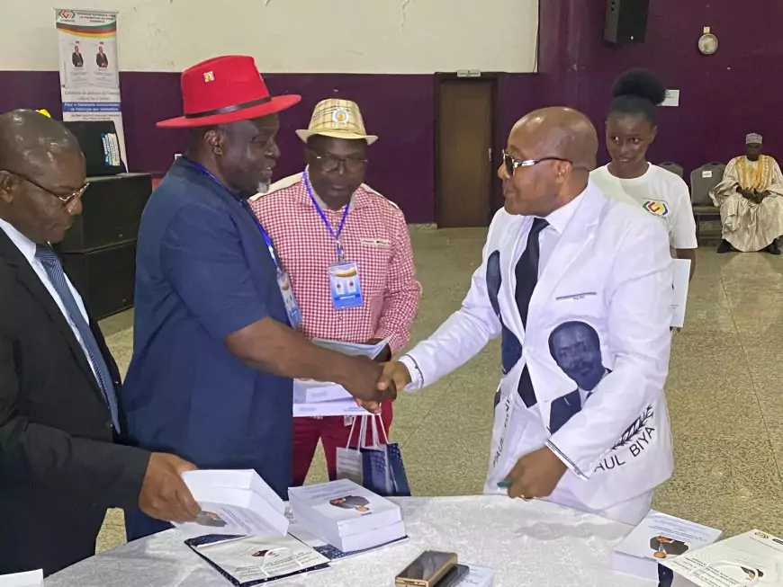 Pour le libéralisme communautaire : Pr Jean Gatsi porte haut les couleurs de Paul Biya lors de la dédicace à Bafoussam