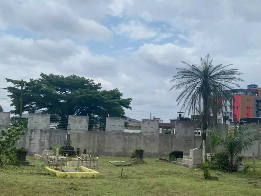 Douala au Cameroun : le maire de la ville en tournée pour redonner vie aux cimetières et à la ville