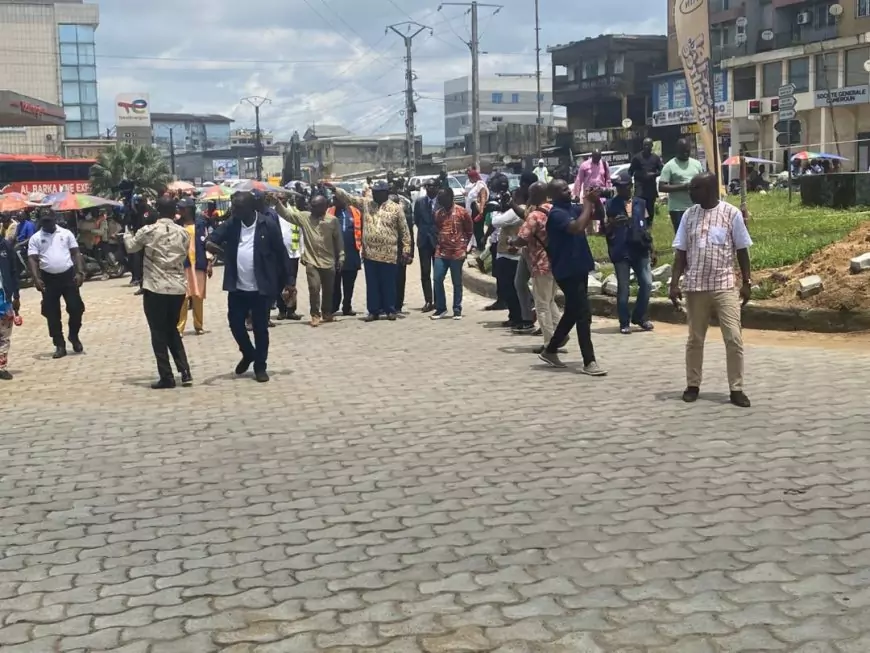 Douala au Cameroun : le maire de la ville en tournée pour redonner vie aux cimetières et à la ville
