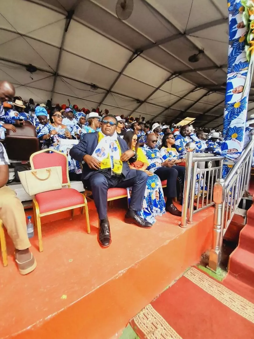 Douala vibre pour Paul Biya : un meeting enflammé clôture la campagne présidentielle