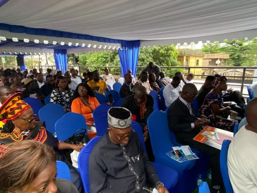 Douala au Cameroun : l’ART sensibilise les consommateurs sur leurs droits numériques