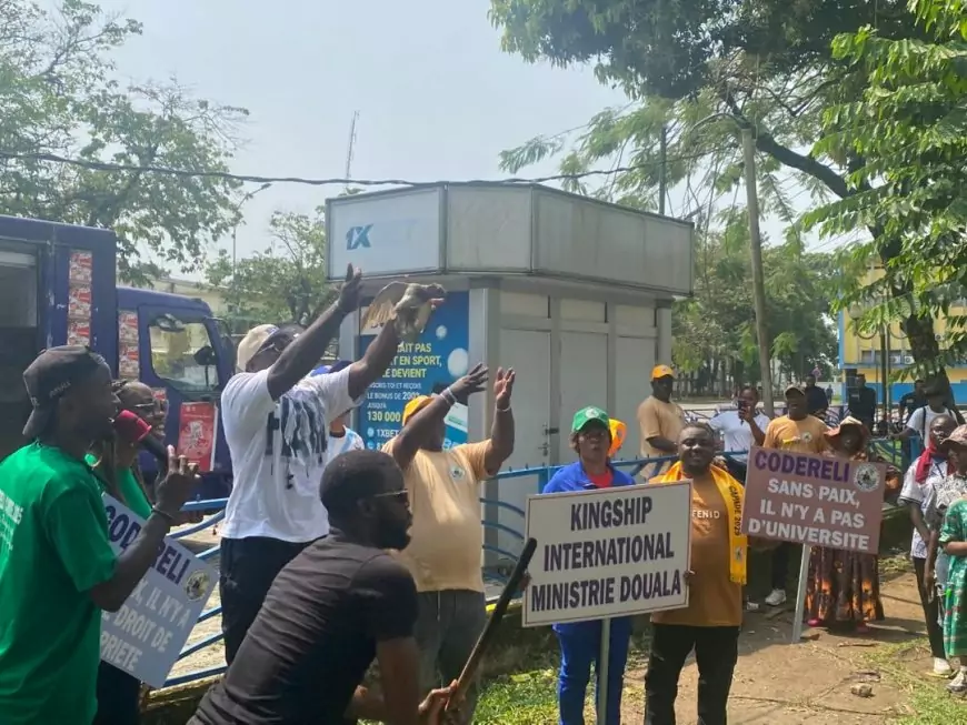 Le Codereli célèbre Paul Biya, “mendiant de la paix”, lors d’un carnaval à Douala