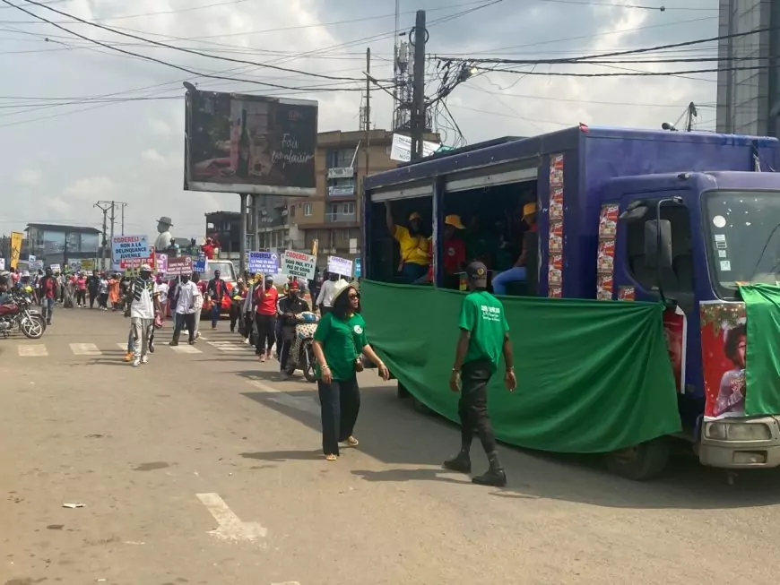 Le Codereli célèbre Paul Biya, “mendiant de la paix”, lors d’un carnaval à Douala