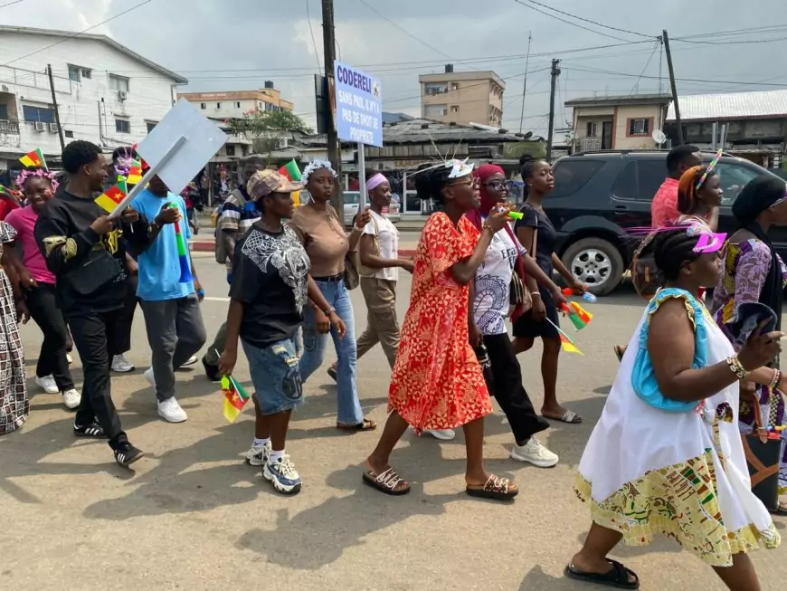 Le Codereli célèbre Paul Biya, “mendiant de la paix”, lors d’un carnaval à Douala