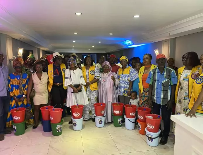 Cameroun : le Lions Club Douala Candle offre “Le seau du bonheur !” à des familles dans le besoin