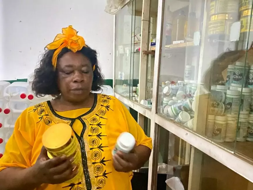 Dans sa clinique naturelle du Marché Tanko, Elisabeth Yuwun soigne malgré la crise