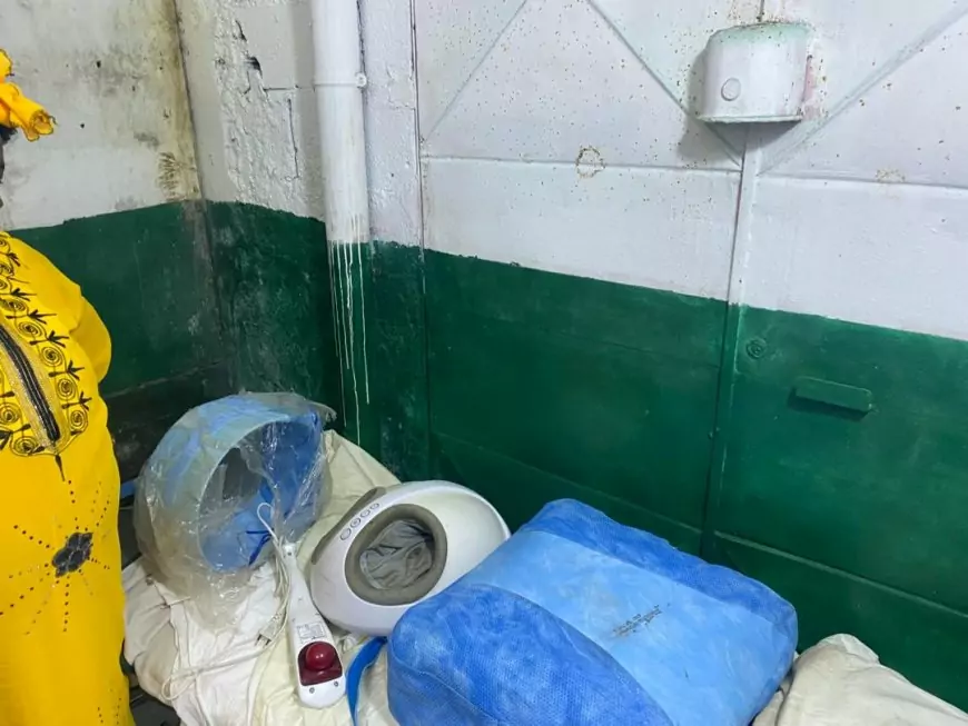 Dans sa clinique naturelle du Marché Tanko, Elisabeth Yuwun soigne malgré la crise