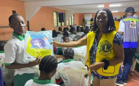 Paludisme au Cameroun : les Lions clubs des Régions 21 et 22 sensibilisent et distribuent des moustiquaires aux élèves du Collège les Lauréats à Douala