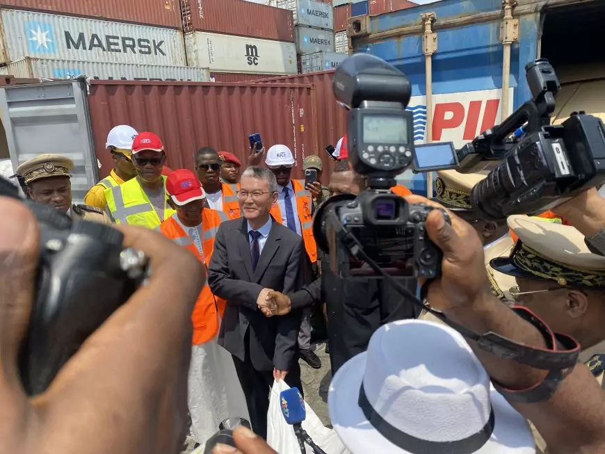 Coopération sino-camerounaise : un don alimentaire d’urgence de 20 millions de yuans officiellement réceptionné à Douala