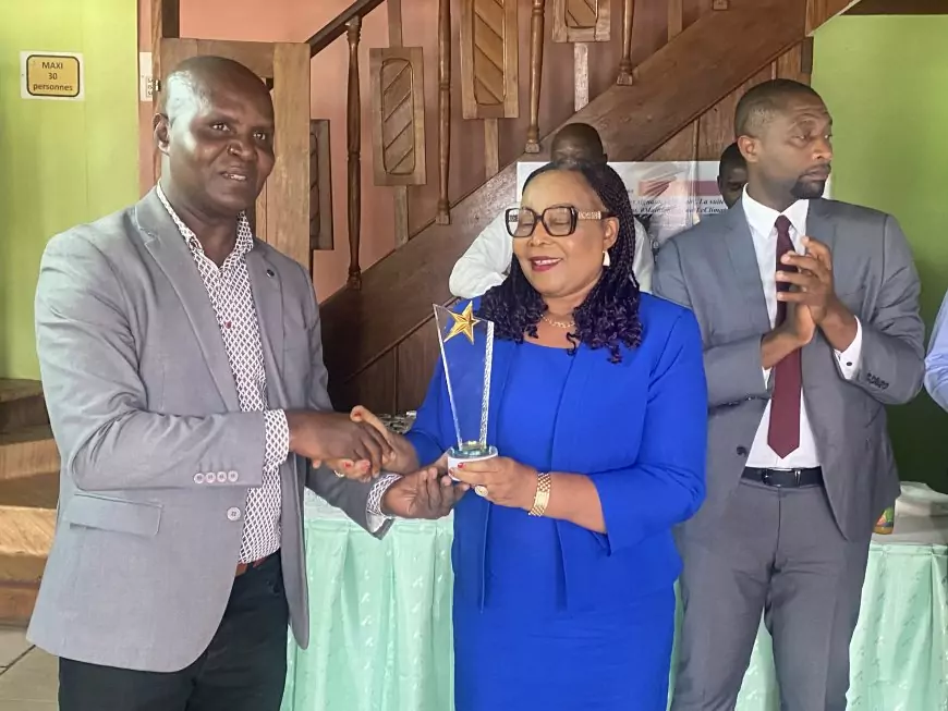 Le Directeur Général d’Emploi Service S.A distingué à Douala : Colette Jeannine Minka reçoit un prix d’excellence et trace de nouvelles ambitions
