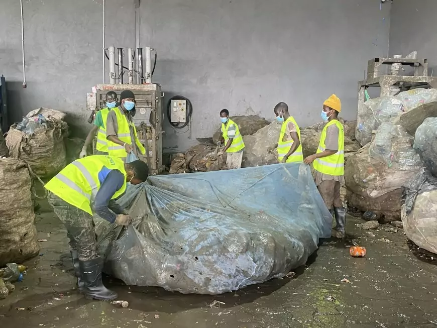 Déchets plastiques au Cameroun : comment fonctionne concrètement une chaîne de recyclage à Douala