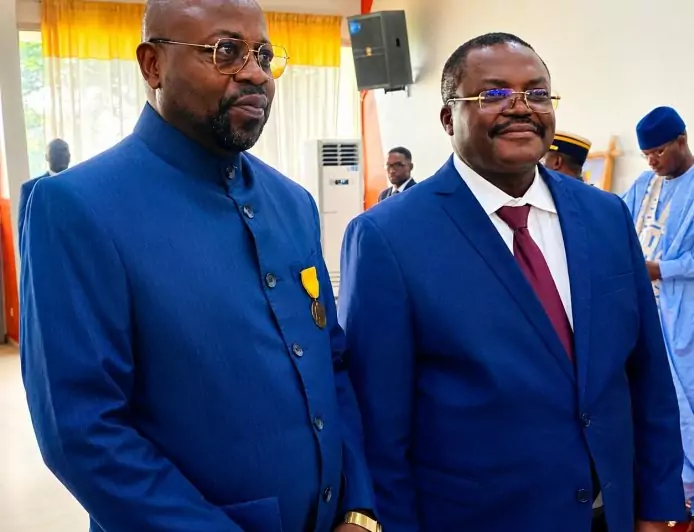 Cameroun : le gouverneur du Littoral décore Guy Martial Kati, Chevalier de l’Ordre du Mérite camerounais